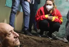 Abuelito se entierra vivo para protestar contra abandono del gobierno