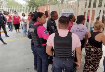 Padres de familia protestan en primaria por supuesta amenaza de alumno con arma en Nuevo León