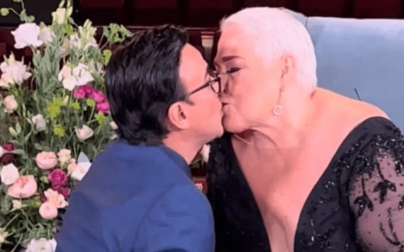 Adal Ramones y Lupita DAlessio se dan un beso durante emotiva entrevista