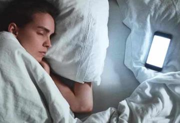 ¿Qué riesgos de salud puede causar dormir cerca del celular?