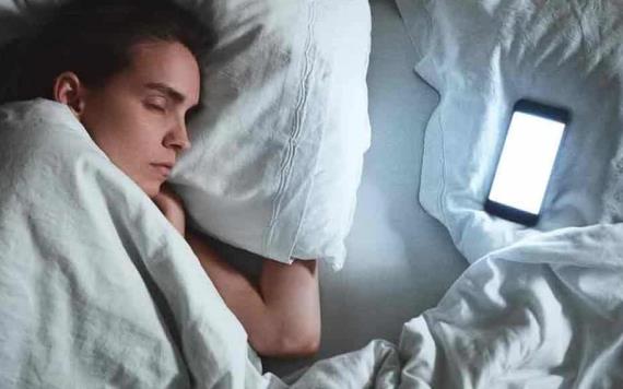 ¿Qué riesgos de salud puede causar dormir cerca del celular?