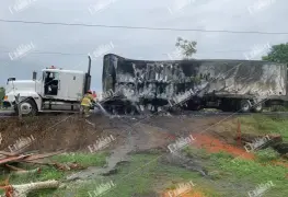 Termina calcinada la caja de un tráiler sobre la carretera hacia El Macayo en la ranchería Corregidora 3ra sección