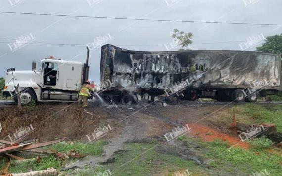 Termina calcinada la caja de un tráiler sobre la carretera hacia El Macayo en la ranchería Corregidora 3ra sección