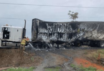 Caja de un tráiler se incendia por tocar cables de alta tensión