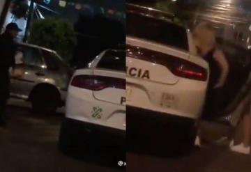 Captan a policía comprando alcohol y subiendo mujeres a su patrulla