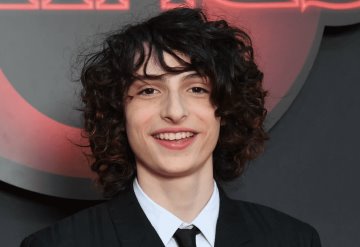 Actor de Stranger Things causa intriga por "temblores" en entrevistas y en público