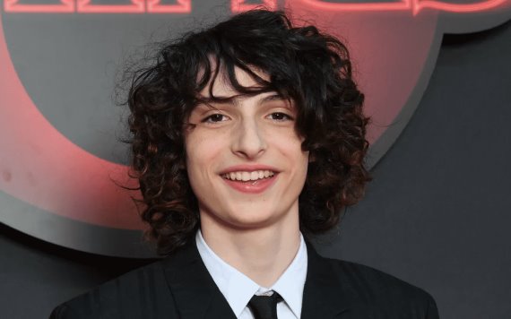 Actor de Stranger Things causa intriga por "temblores" en entrevistas y en público