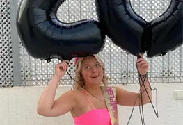 Chica organiza una fiesta de cumplea&ntilde;os falsa para reunir a todos sus ligues de Tinder