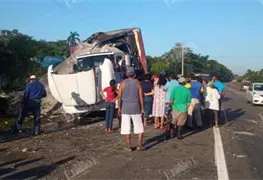 Rapi&ntilde;an trailer que transportaba frutas y verduras en carretera federal  Villahermosa-Frontera