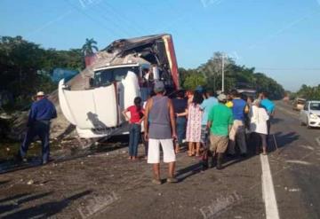 Rapiñan trailer que transportaba frutas y verduras en carretera federal  Villahermosa-Frontera