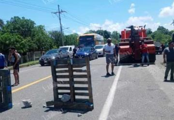 Bloquean carretera Villahermosa - Frontera