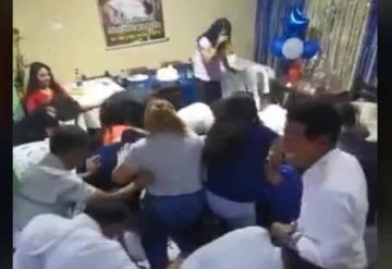 Video: ´Roba´ una piñata durante una fiesta sin pensar que terminaría aplastado por los invitados