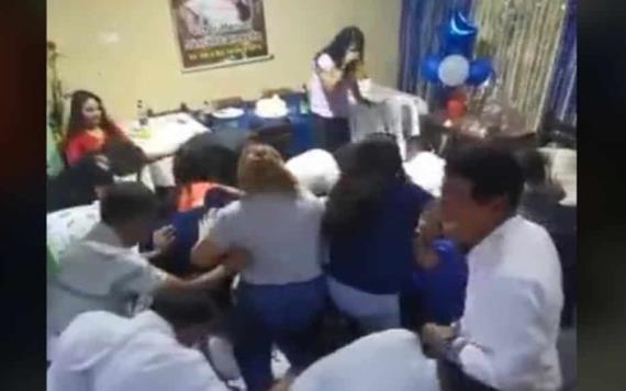 Video: ´Roba´ una piñata durante una fiesta sin pensar que terminaría aplastado por los invitados