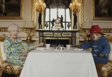 La reina Isabel II y el oso Paddington toman el té juntos