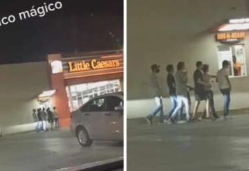 Jóvenes llegan en un auto imaginario a comprar una pizza