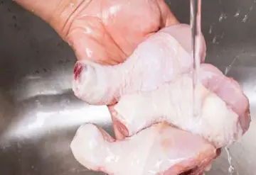El peligroso motivo por el que no deberías lavar el pollo antes de cocinarlo
