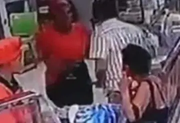 Hombre intenta matar a su exnovia, un vecino interviene para golpear al agresor