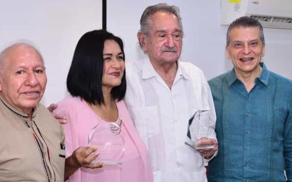 Premian a periodistas y reporteros por su amplia trayectoria