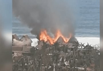 Fuego arrasó con hoteles y palapas turísticas en playas de Zipolite