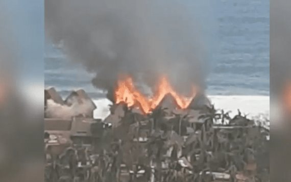 Fuego arrasó con hoteles y palapas turísticas en playas de Zipolite