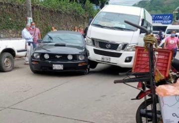 Combi y Mustang colisionan en Teapa