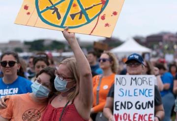 Miles de personas protestan en EU para exigir un mayor control de armas tras tiroteos