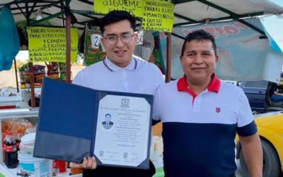 Joven celebra título universitario con su papá en su puesto de elotes