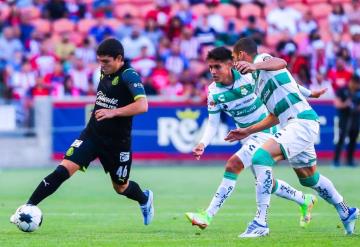 El delantero tabasqueño Sebastián "Chevy" Martínez inició en el once inicial con Chivas ante Santos