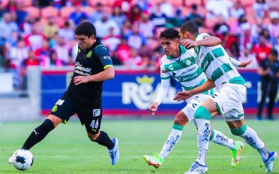 El delantero tabasqueño Sebastián "Chevy" Martínez inició en el once inicial con Chivas ante Santos