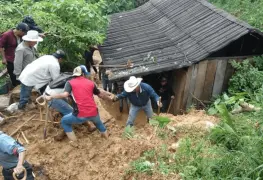 Dos hermanos mueren sepultados por lodo tras fuertes lluvias en Puebla