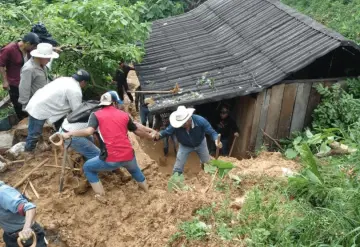 Dos hermanos mueren sepultados por lodo tras fuertes lluvias en Puebla