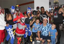 Luchadores tabasque&ntilde;os consintieron a los pap&aacute;s durante el anuncio oficial de la cartelera de Lucha Libre