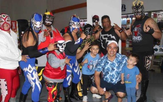 Luchadores tabasqueños consintieron a los papás durante el anuncio oficial de la cartelera de Lucha Libre