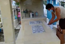 Familias acuden este Día del Padre al Cementerio de Jonuta para adornar las tumbas de sus seres queridos y contar anécdotas