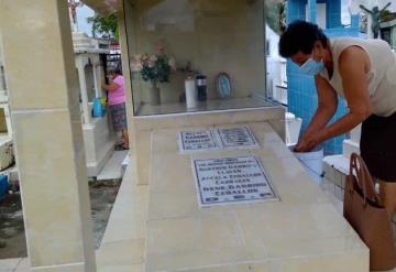 Familias acuden este Día del Padre al Cementerio de Jonuta para adornar las tumbas de sus seres queridos y contar anécdotas