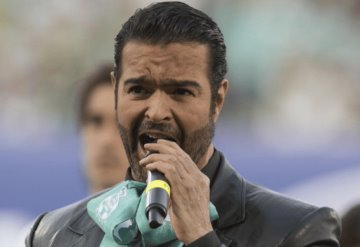 Pablo Montero se equivoca al cantar el Himno Nacional previo al Chivas vs Atlas