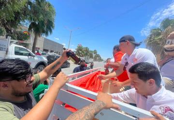 Jóvenes festejan el Día del Padre regalando caguamas bien frías