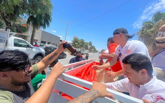 Jóvenes festejan el Día del Padre regalando caguamas bien frías