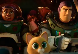 Twitteros denuncian que Cin&eacute;polis y Cinemex cortaron escena del beso l&eacute;sbico en Lightyear