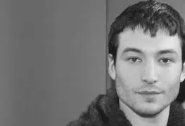 Ezra Miller se burla de su demanda con memes