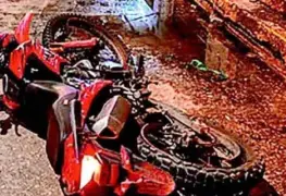 En Cárdenas, presunto ladrón de motocicletas impactó contra un semáforo y perdió la vida al instante