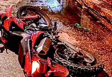 En Cárdenas, presunto ladrón de motocicletas impactó contra un semáforo y perdió la vida al instante