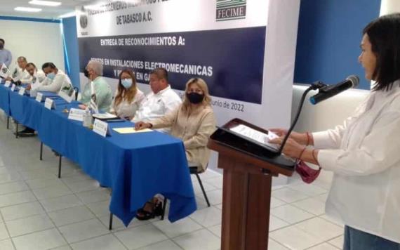 El Colegio de Ingenieros Mecánicos y Electricistas de Tabasco entrega reconocimientos a peritos