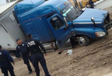 Video: Captan policías en persecución y choque del tráiler con reporte de robo