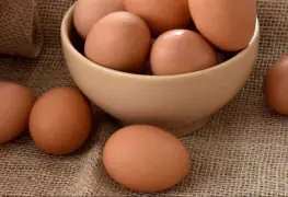 Video: Joven preparaba su desayuno y encontró un pollito en el cartón de huevos