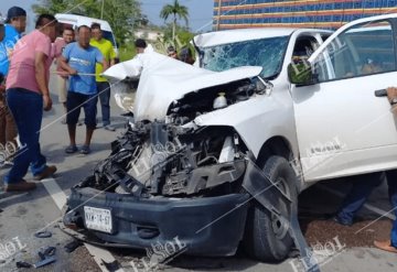 Pareja queda atrapada en un auto a causa de un aparatoso accidente en Catazajá Chiapas