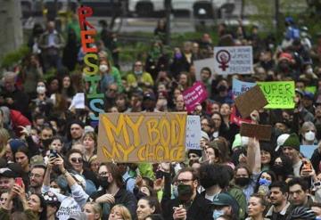 Miles de personas salen a las calles de Nueva York a protestar a favor del aborto