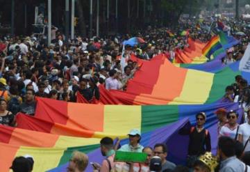 Asisten 250 mil personas a marcha LGBT+ en CDMX; Sheinbaum recibe pliego petitorio