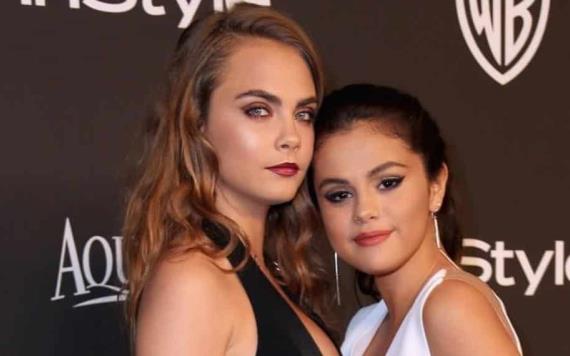 Apasionado beso de Cara Delevingne y Selena Gomez se viraliza en redes sociales