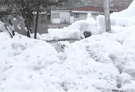 Espuma f&eacute;tida y t&oacute;xica inunda calles y viviendas en Colombia